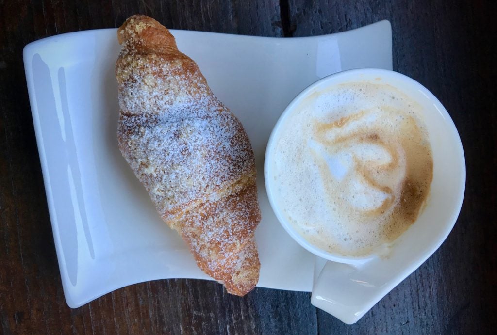 Café + Cornetto - Breakfast iN Italy 
