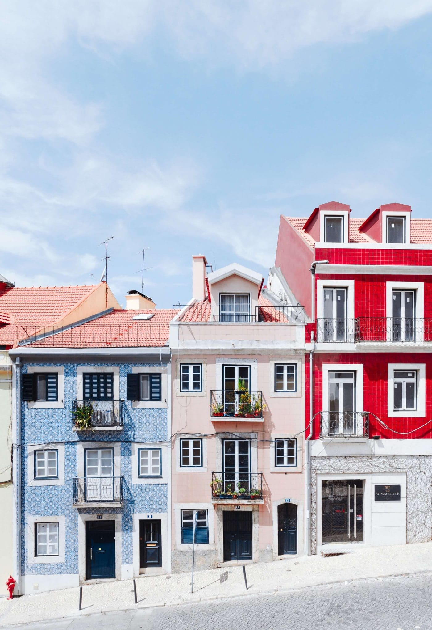 Colorful row houses iN Lisbon, Portugal – Photo by Hugo Sousa on Unsplash