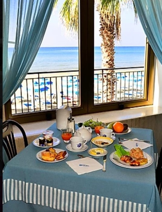 Breakfast table with a sea view at Hotel Aurora, Sperlonga.